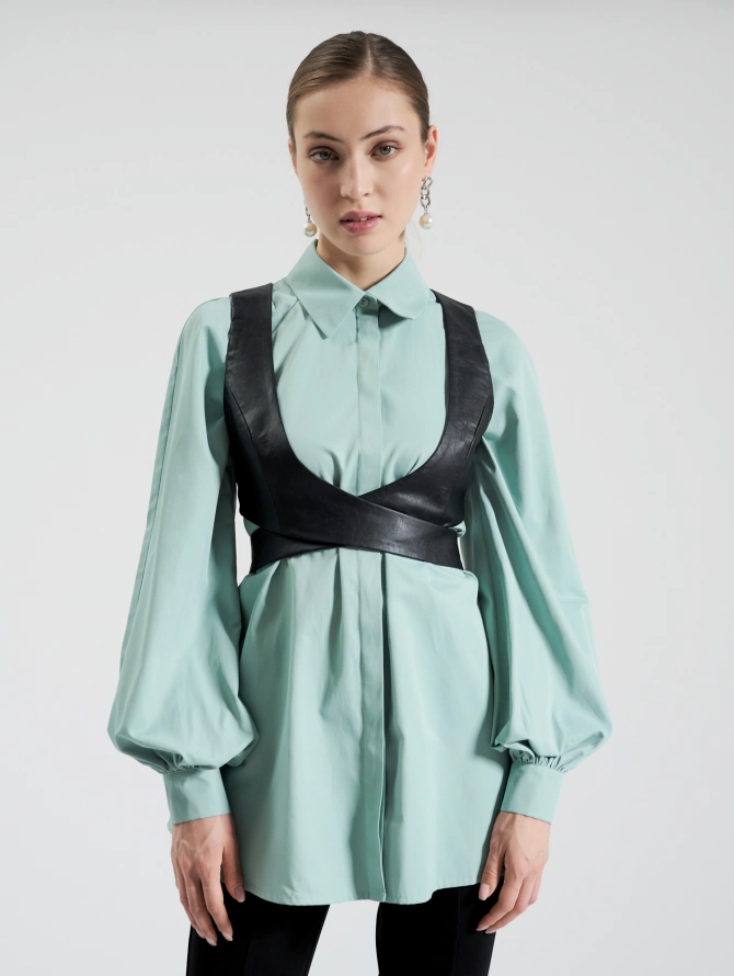 Жилет из эко-кожи с V-образным вырезом