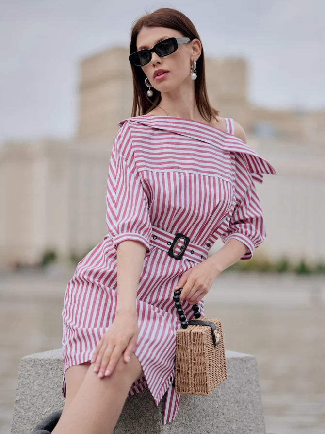 Платье с асимметричным вырезом в полоску