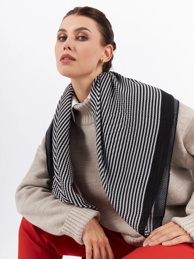 Платок двусторонний с жатой текстурой и геометрическим принтом