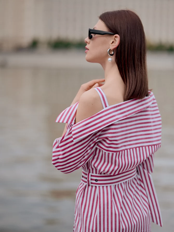 Платье с асимметричным вырезом в полоску