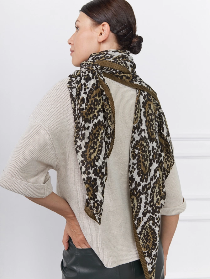 Палантин жатый с анималистичным принтом