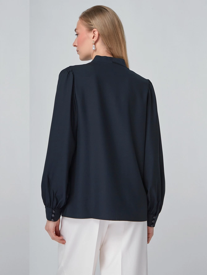 Блуза с вырезом темно-синяя   