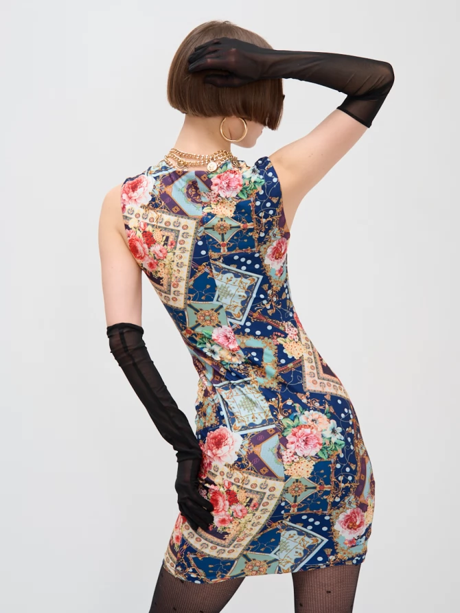 Платье с вырезом каре