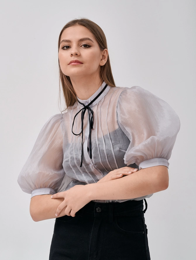 Блузка из органзы с пышными рукавами и воротником-стойкой