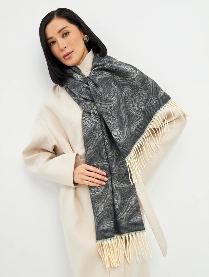 Палантин женский с узором и бахромой