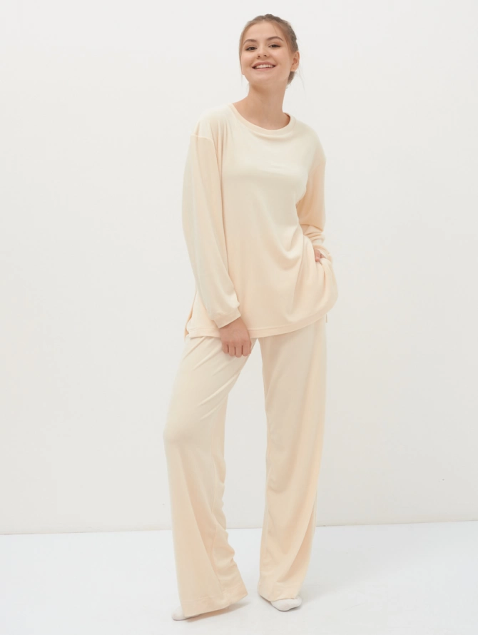 Костюм из велюра со свитшотом и брюками-палаццо молочный