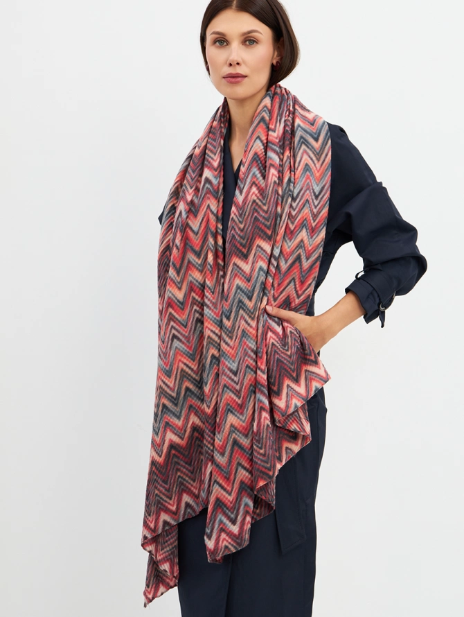 Палантин женский с волнистым узором и жатой фактурой
