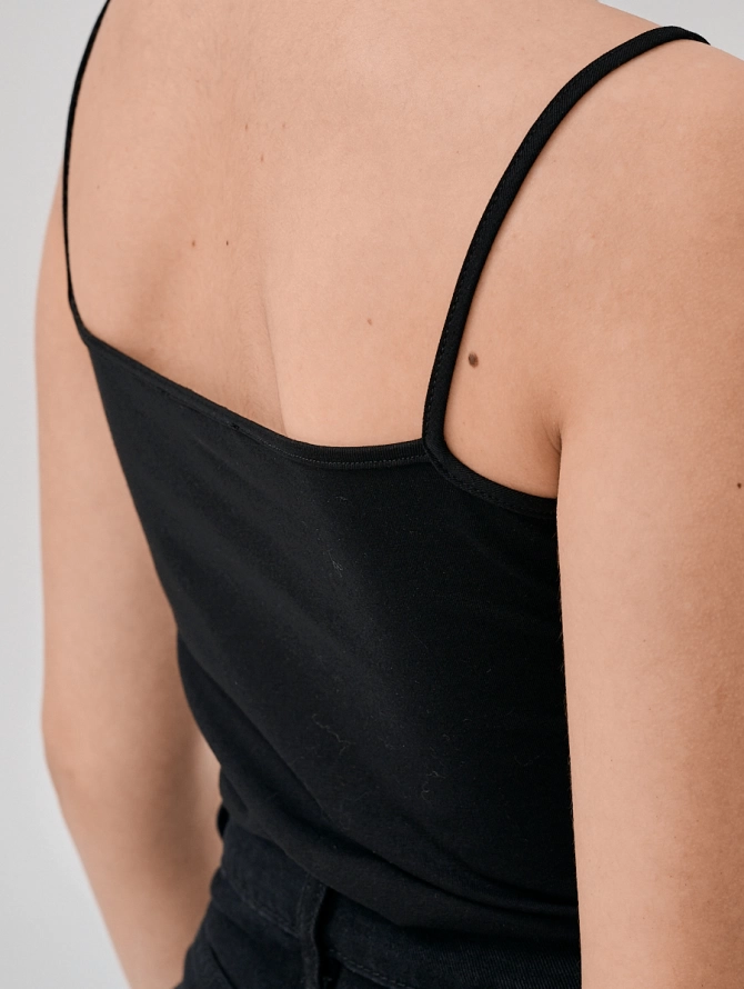 Трикотажная базовая майка на тонких бретелях