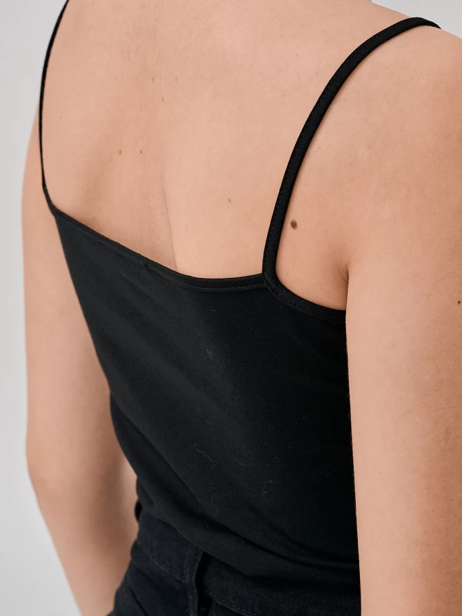 Трикотажная базовая майка на тонких бретелях