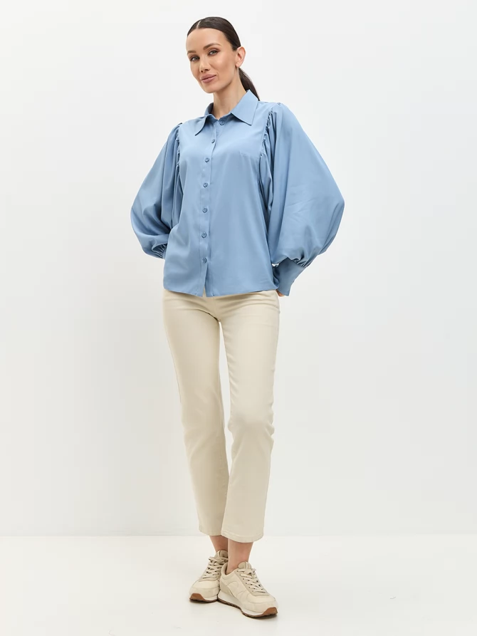 Блузка с объемным рукавом из тонкой джинсы голубая