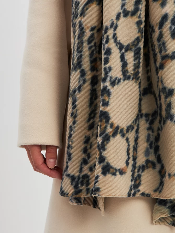 Палантин женский двусторонний с жатой фактурой и узором