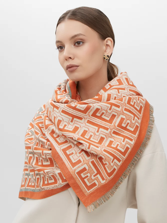 Палантин двусторонний с оранжевым орнаментом