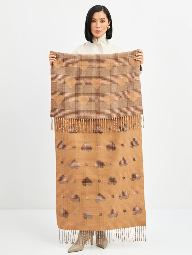 Палантин женский двусторонний в клетку с сердцами