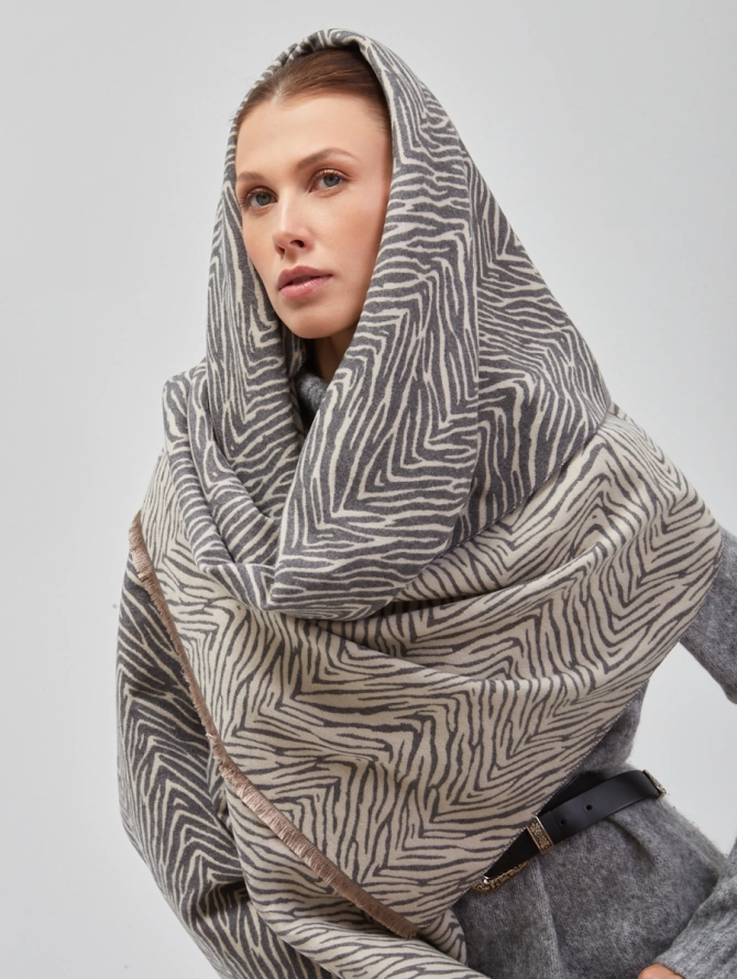 Палантин двусторонний с анималистичным принтом