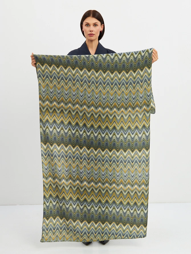 Палантин женский двусторонний с жатым эффектом и абстрактным рисунком