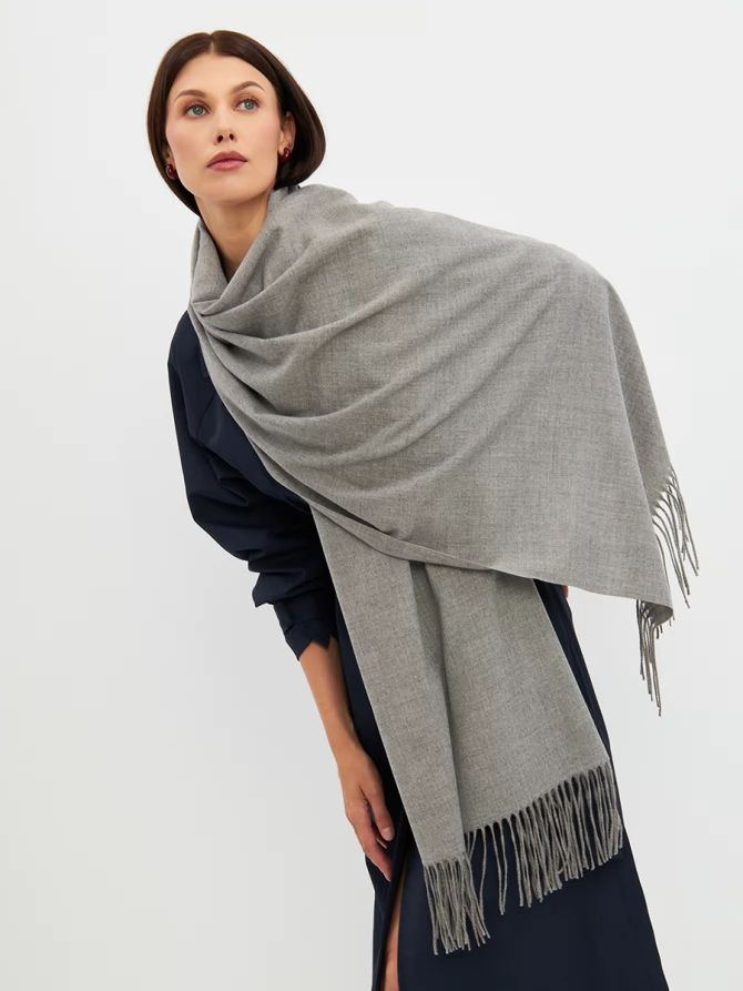 Палантин женский двусторонний серый с кистями
