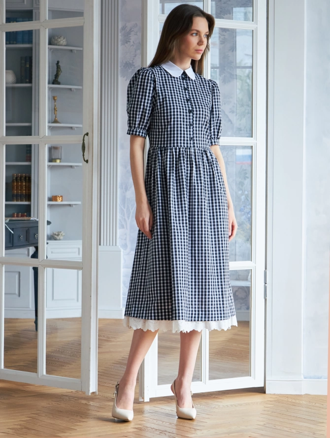Платье миди из хлопка в клетку с белым воротничком