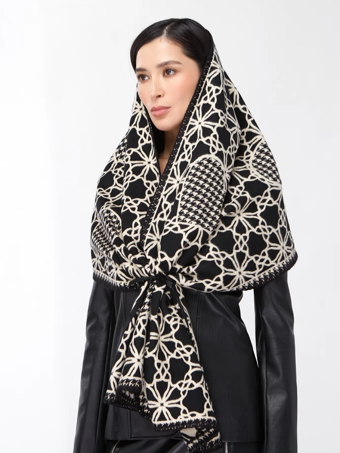 Палантин женский двусторонний с графичным узором