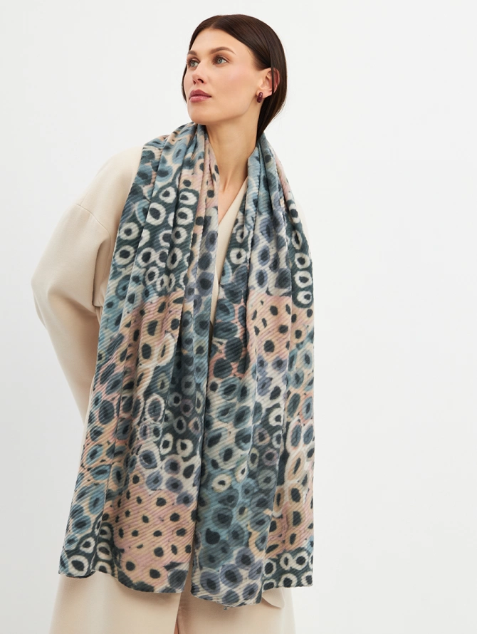 Палантин женский двусторонний жатый с абстрактным принтом