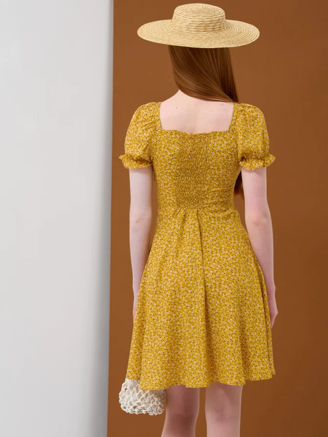 Платье мини А-силуэта с цветочным принтом и резинкой на спинке