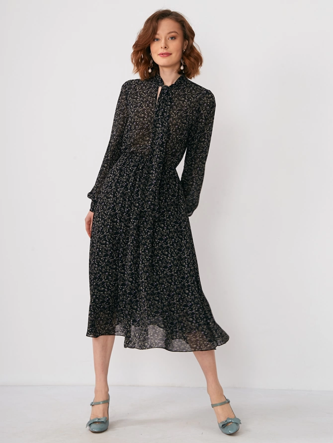 Платье шифоновое с принтом, на резинке с воротником-галстуком, черное в мелкий цветок