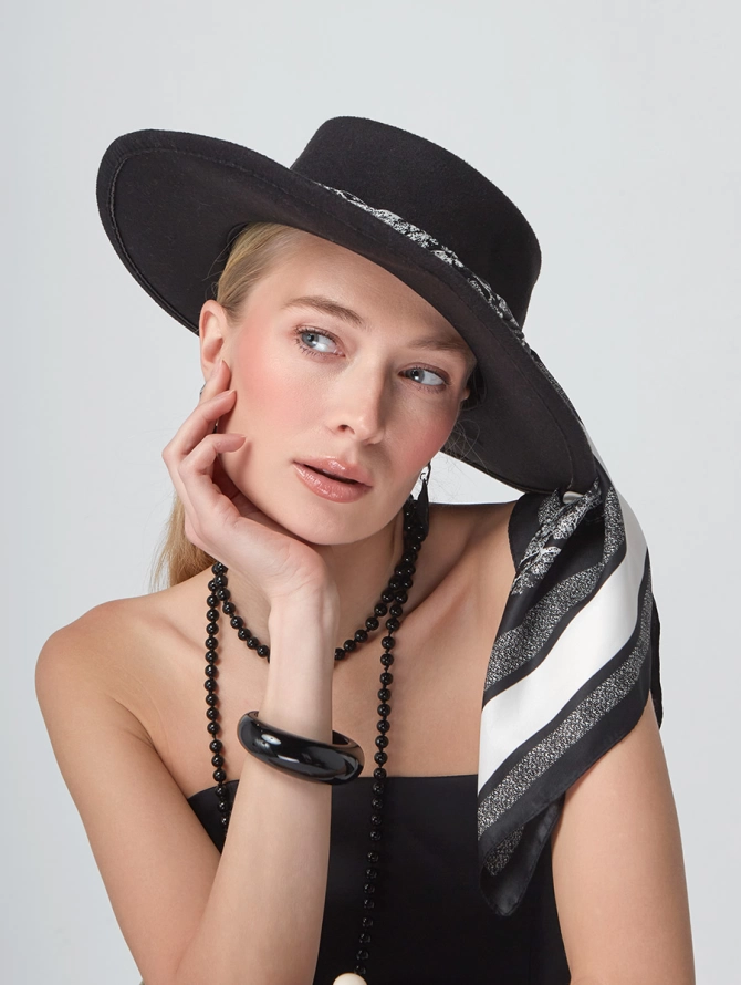 Платок с контрастным черно-белым принтом