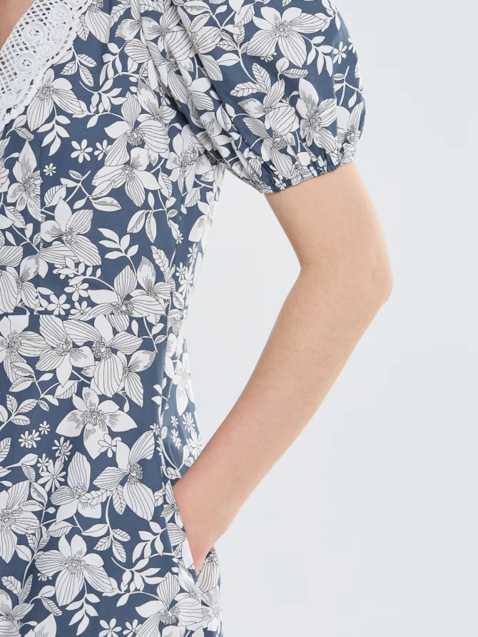 Платьеиз хлопка с кружевным воротником  OD-948-2 белые цветы на синем