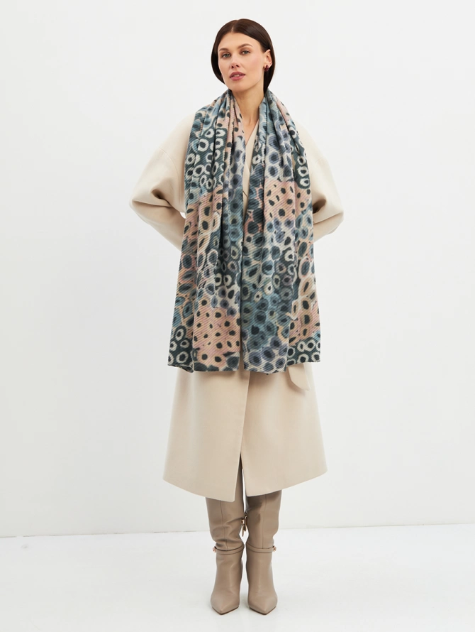 Палантин женский двусторонний жатый с абстрактным принтом