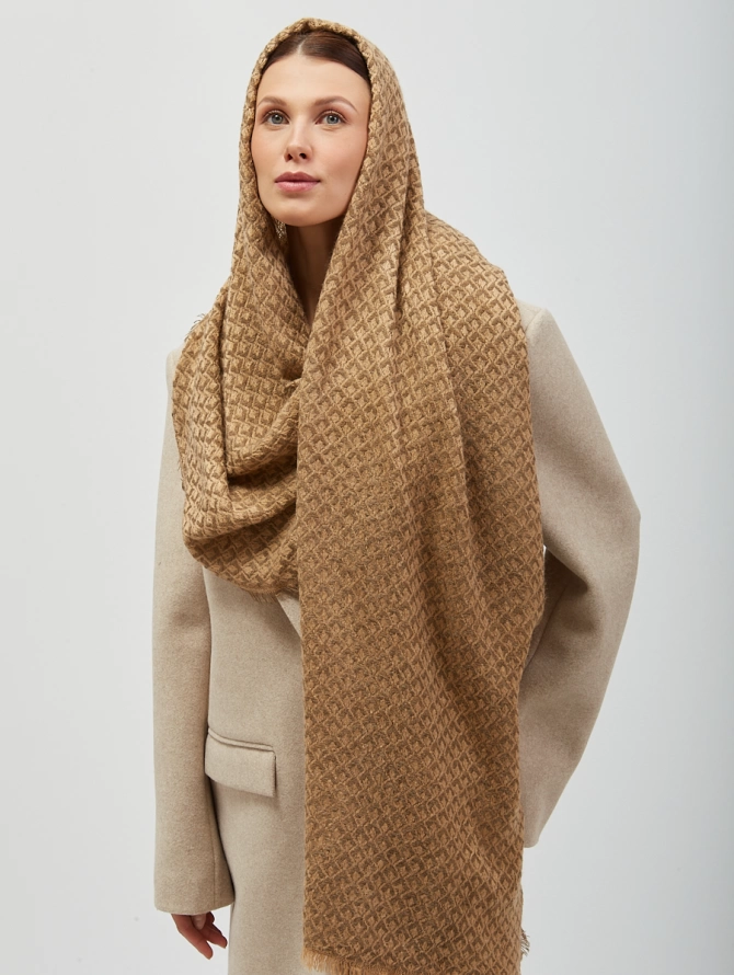 Палантин с рельефной фактурой, цвет кэмел