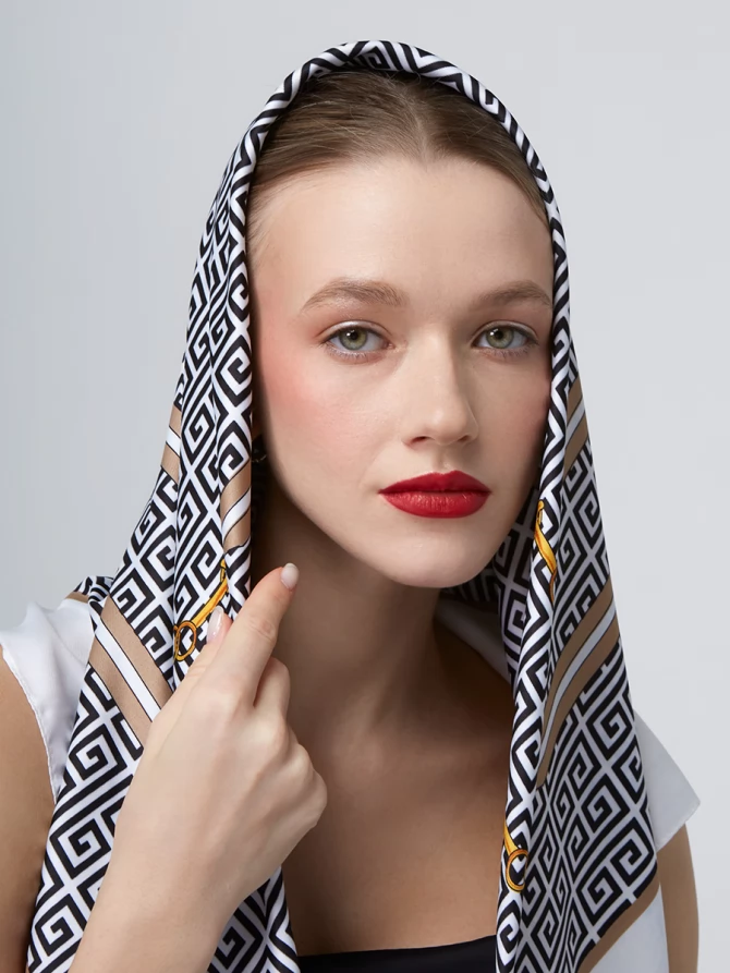 Платок с геометрическим узором