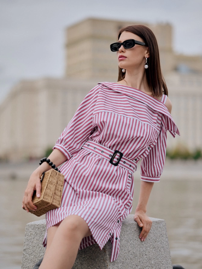 Платье с асимметричным вырезом в полоску