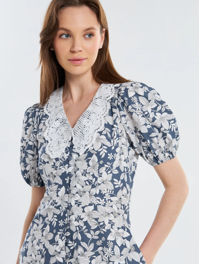 Платье из хлопка с кружевным воротником, белые цветы на синем