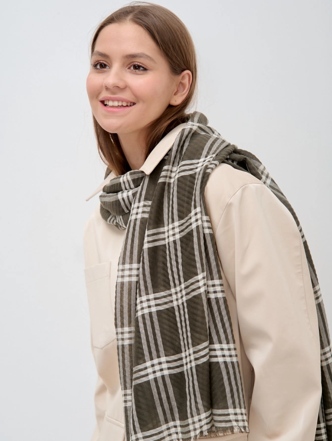 Палантин в клетку с фактурным плетением