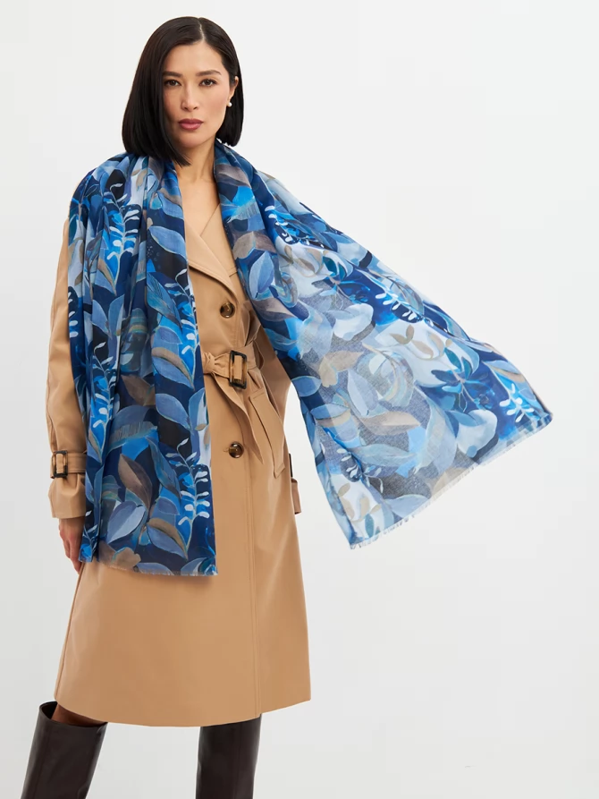 Палантин женский с синим принтом листьев