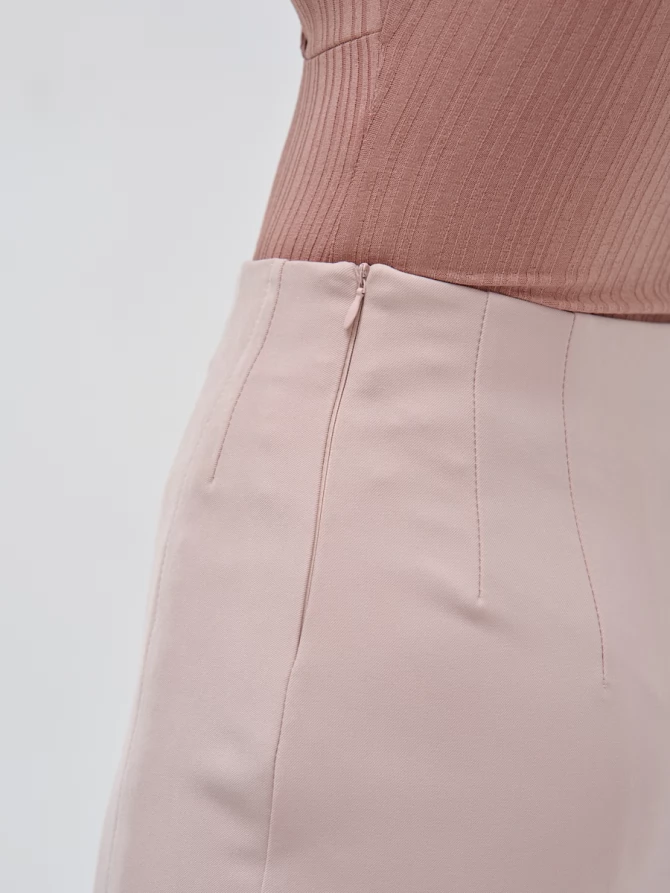 Юбка-карандаш из костюмной ткани с разрезом, пудровая