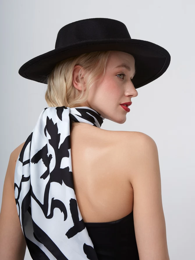 Платок с графичным черно-белым принтом