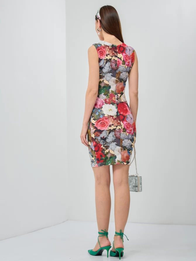 Платье с вырезом каре