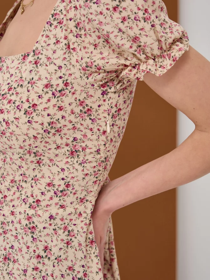 Платье мини из штапеля с цветочным принтом и квадратным вырезом