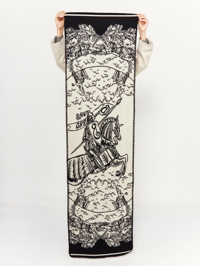 Палантин двусторонний с графичным принтом