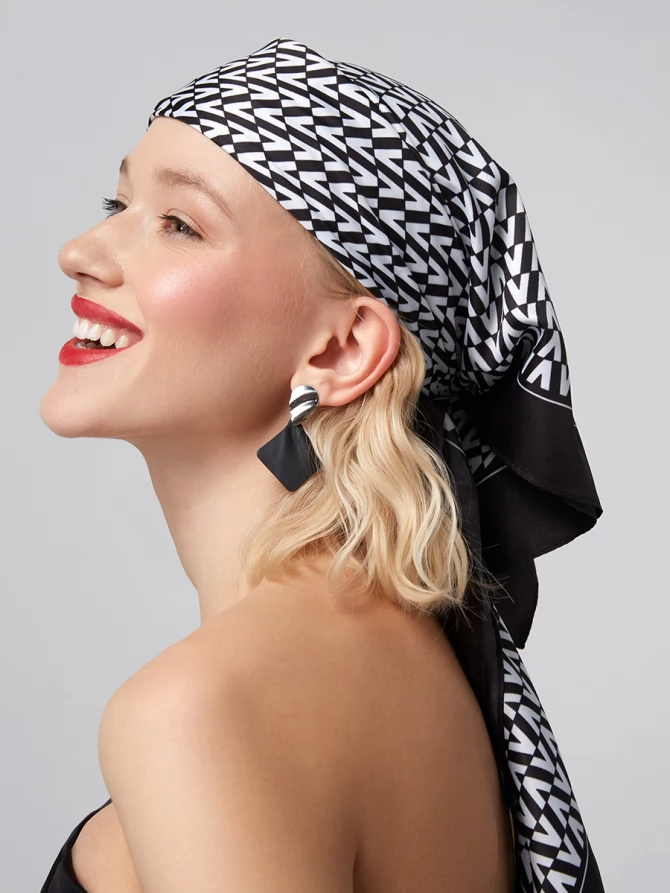 Платок с графическим монохромным принтом