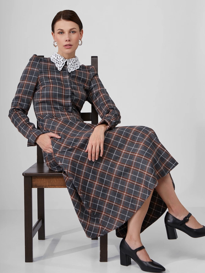 Платье миди в крупную клетку со съемным кружевным воротником