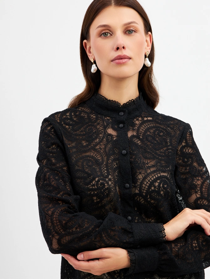 Блузка кружевная с воротником-стойкой черная