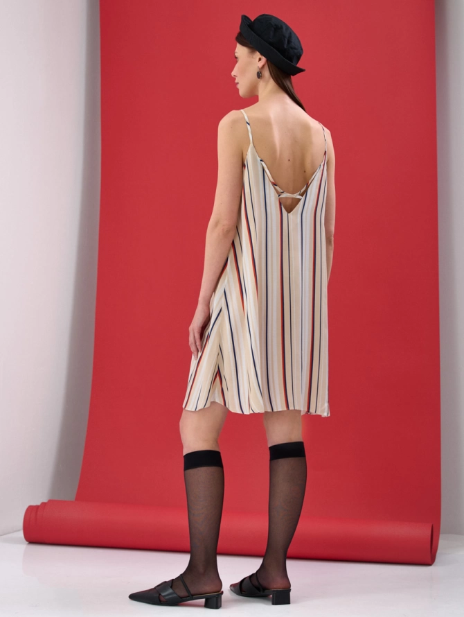 Платье-трапеция с открытой спиной