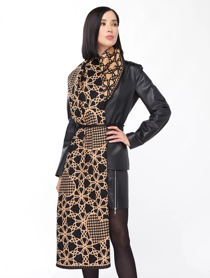 Палантин женский двусторонний с контрастным принтом