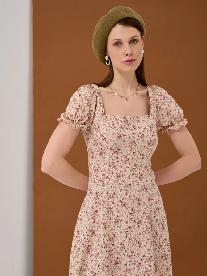 Платье мини из штапеля с цветочным принтом и квадратным вырезом