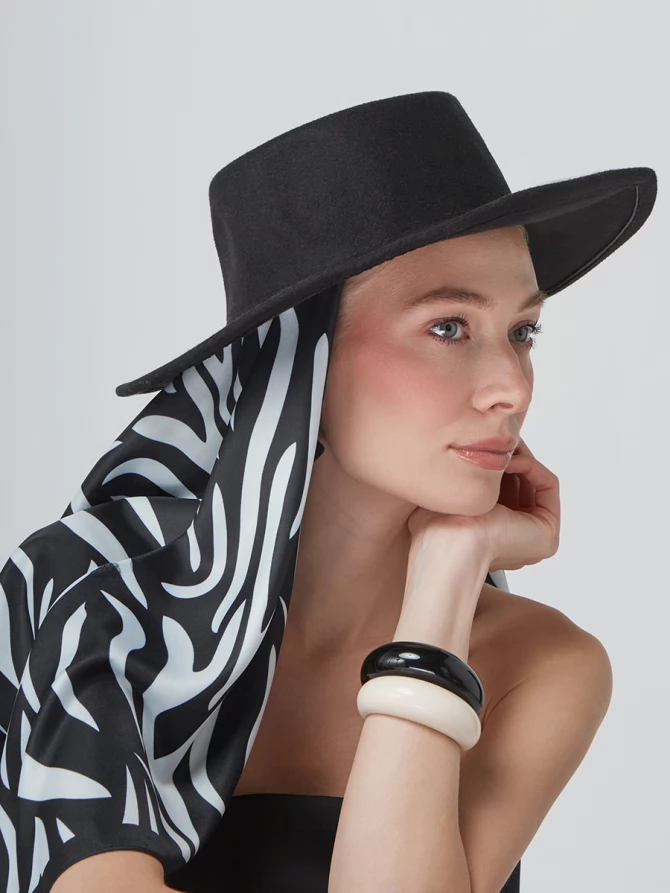 Платок с графичным черно-белым узором