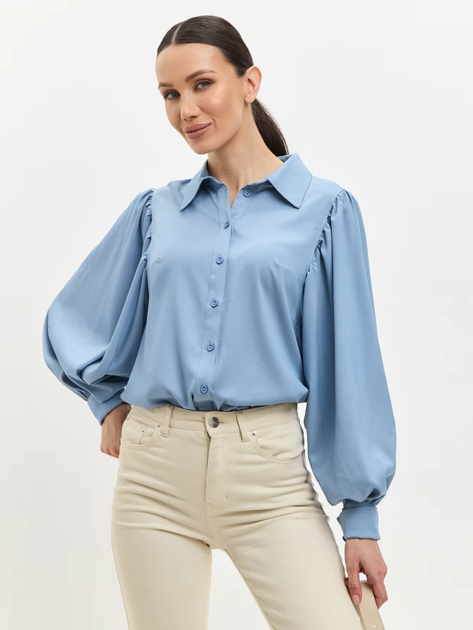 Блузка с объемным рукавом из тонкой джинсы голубая