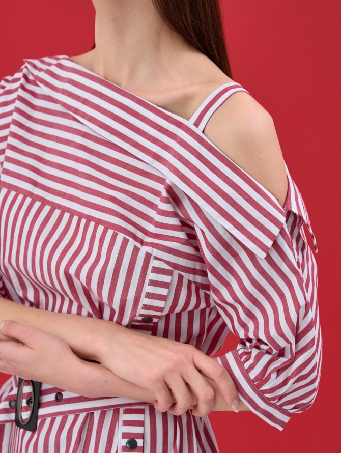 Платье с асимметричным вырезом в полоску