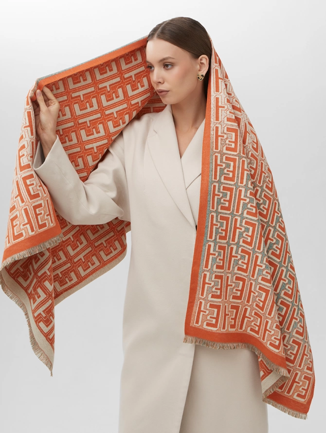 Палантин двусторонний с оранжевым орнаментом