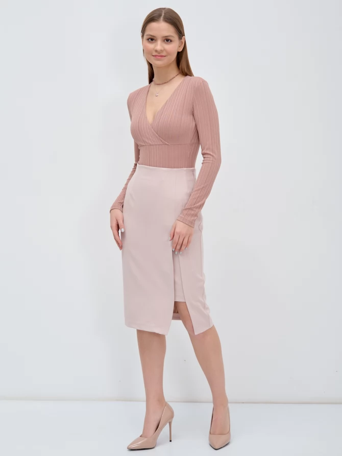 Юбка-карандаш из костюмной ткани с разрезом, пудровая